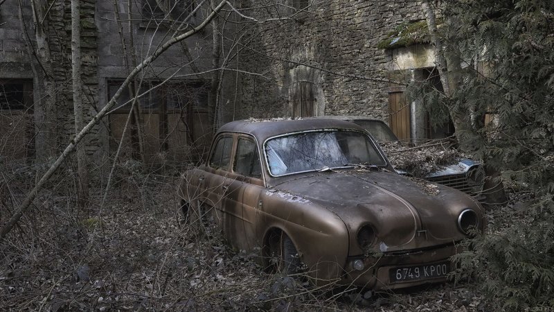 Заброшенные машины в лесу
