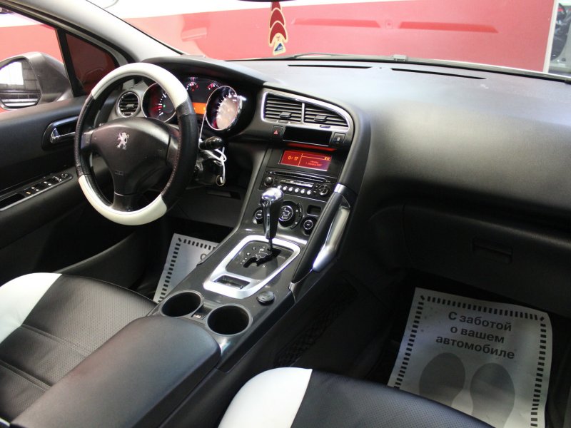 Белый салон Peugeot 3008