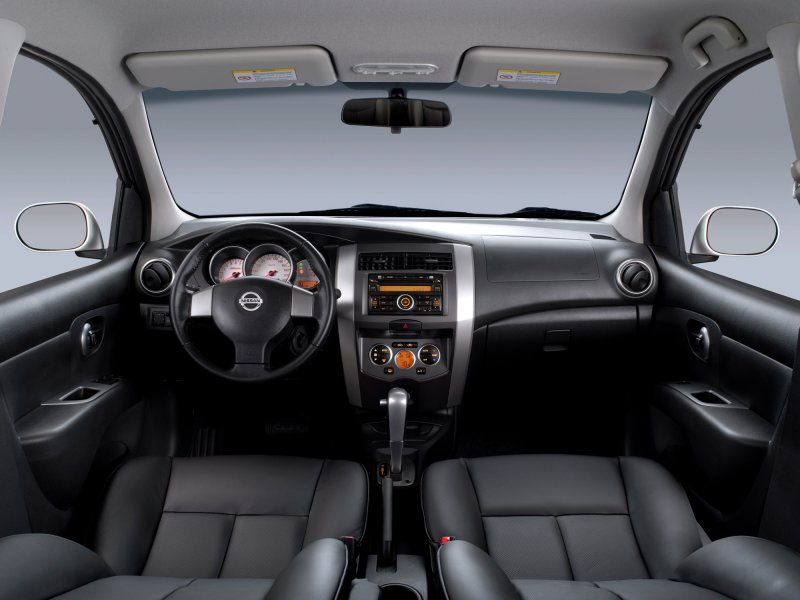 Nissan Livina 1 поколения