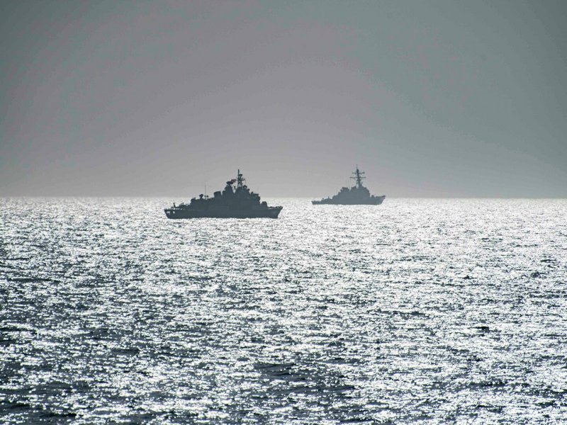 Эсминец Арли Берк в черном море