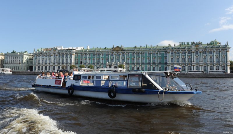Речные прогулки по Неве в Санкт-Петербурге