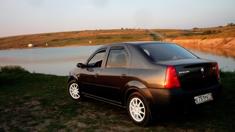 Renault Logan 1 сзади