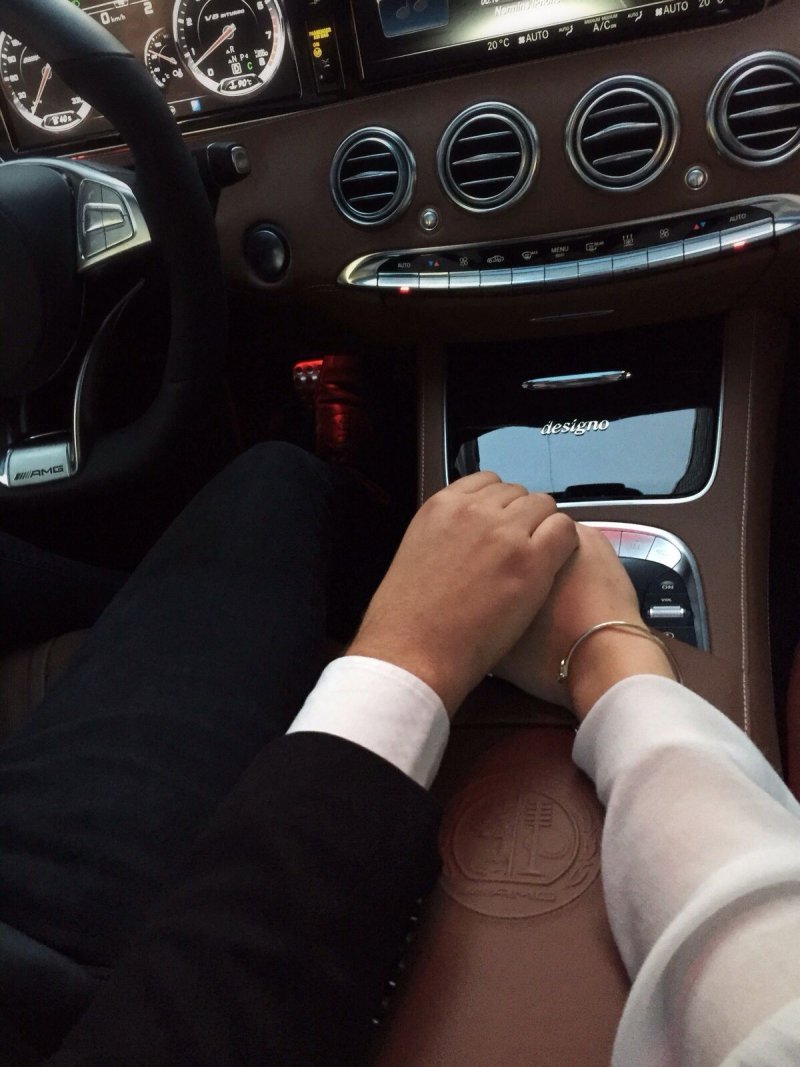 Руки в машине