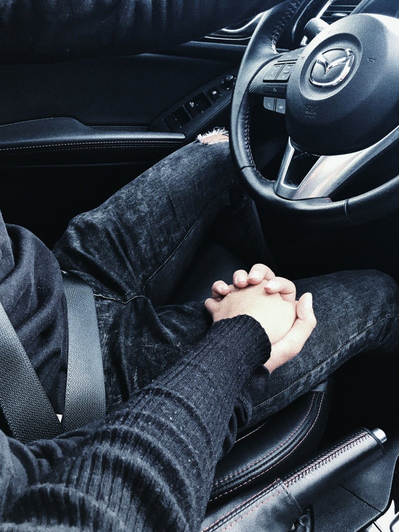 Мужская и женская рука в машине