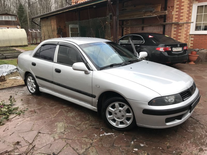 Митсубиси Каризма 2001 хэтчбек