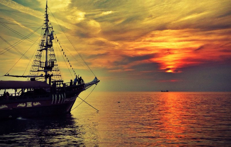 Парусник вечером в море