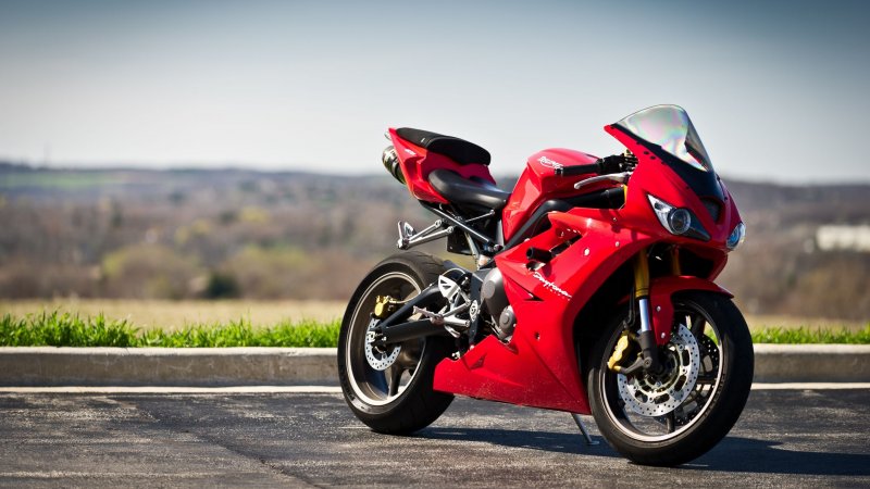 Triumph Daytona 675 красный