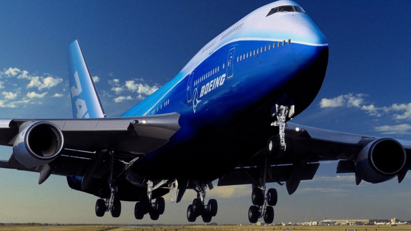 Авиалайнер Боинг 747