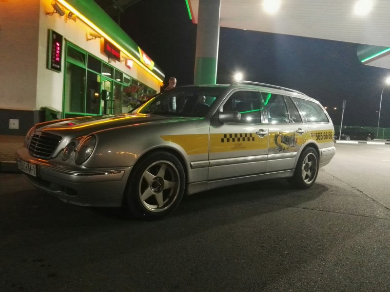 Taxi Mercedes Yellow 190
