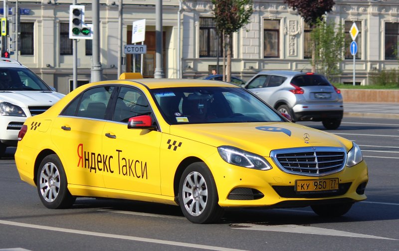 Такси Мерседес 222 желтый