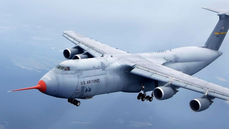 Lockheed c-5 Galaxy и АН-124 Руслан