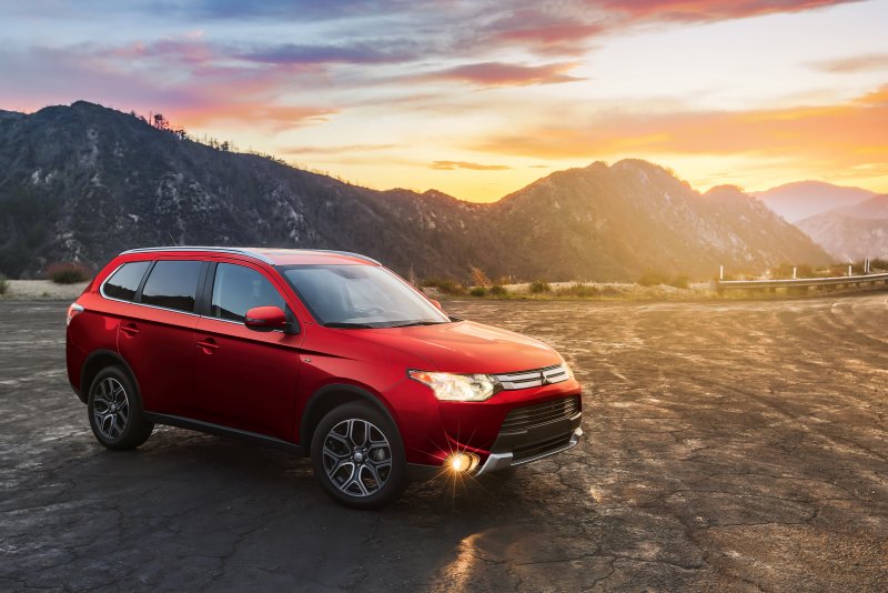 Митсубиси Аутлендер PHEV 2016