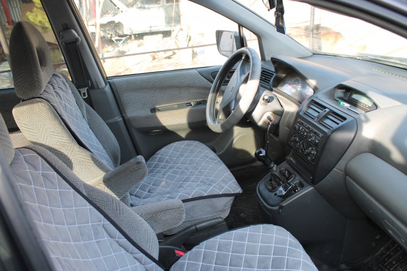 Mitsubishi Space Wagon 1999 салон