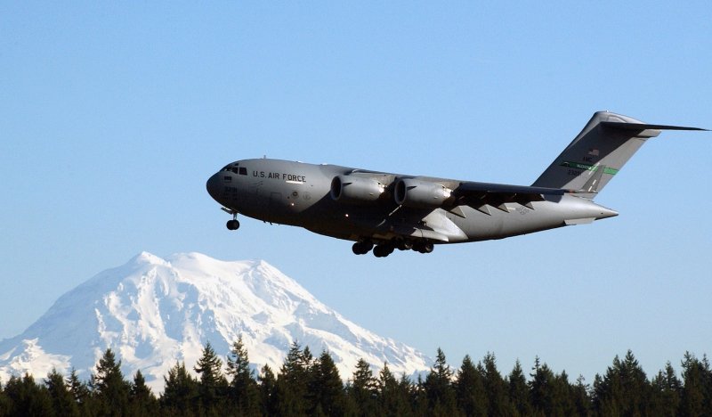 Военно-транспортный самолет США C-17