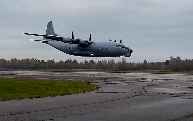 АН-26 военно-транспортный самолёт