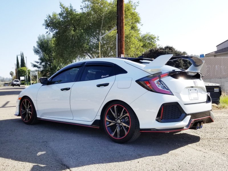 Белый Honda Civic Hatchback