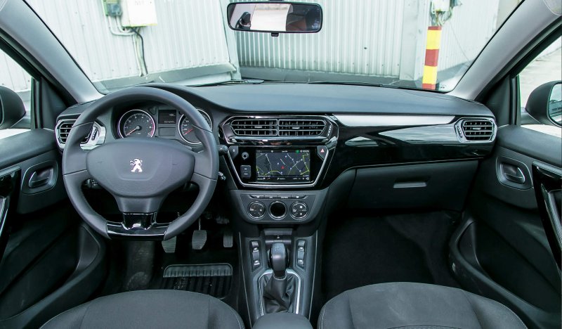 Peugeot 301 белый салон