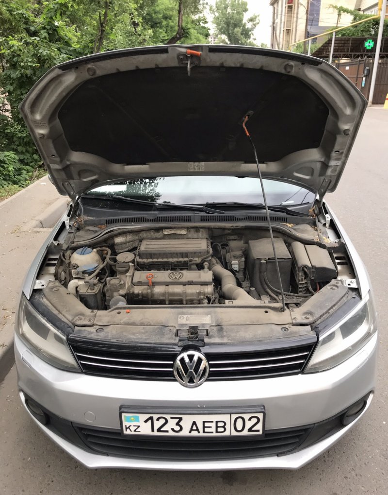 Упор капота VW Jetta 2012