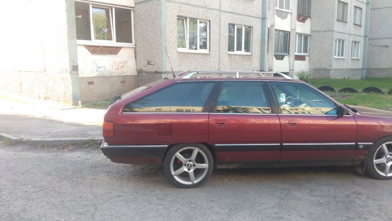 Ауди 100 Авант красная с черным