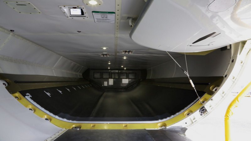 Багажное отделение Boeing 737-800