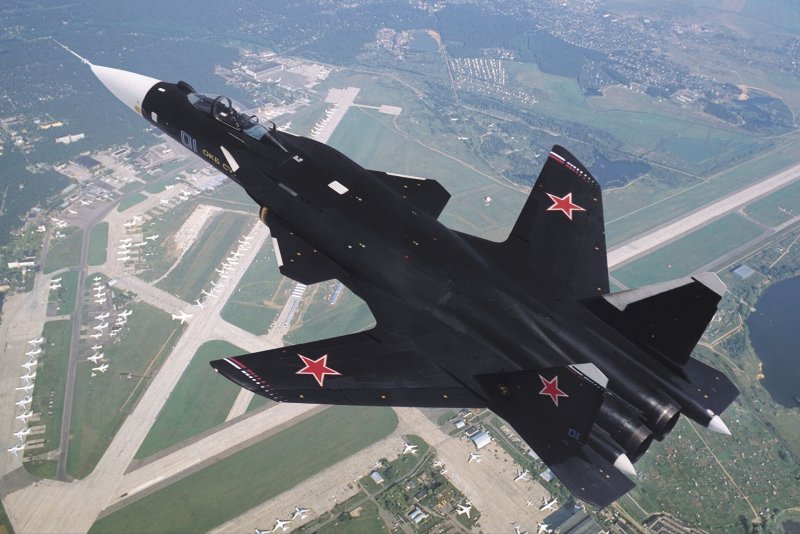 Самолет с обратной стреловидностью крыла Су-47