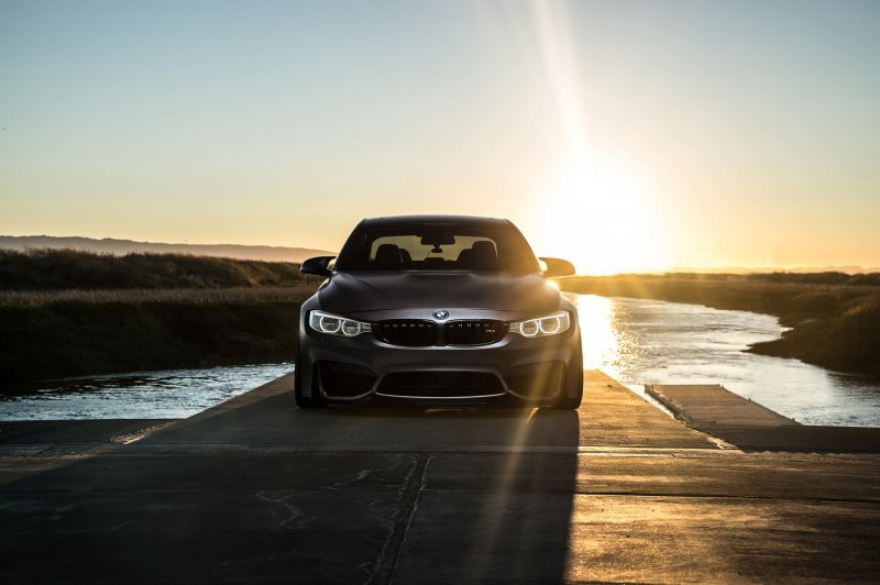 BMW m5 на закате