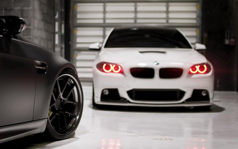 BMW m5 c красными фарами