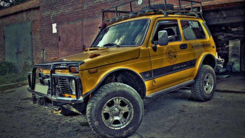 Lada Niva Yellow