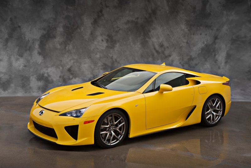 Lexus LFA желтый