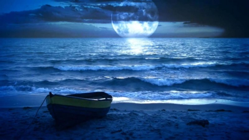 Лодка ночью в море