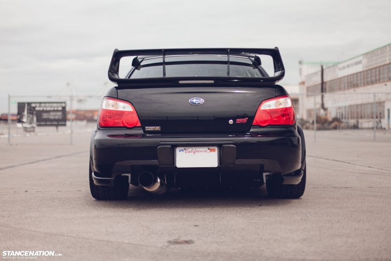 Субару Импреза WRX STI 2007 сзади