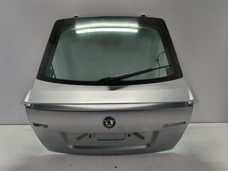 Skoda Scala заднее стекло