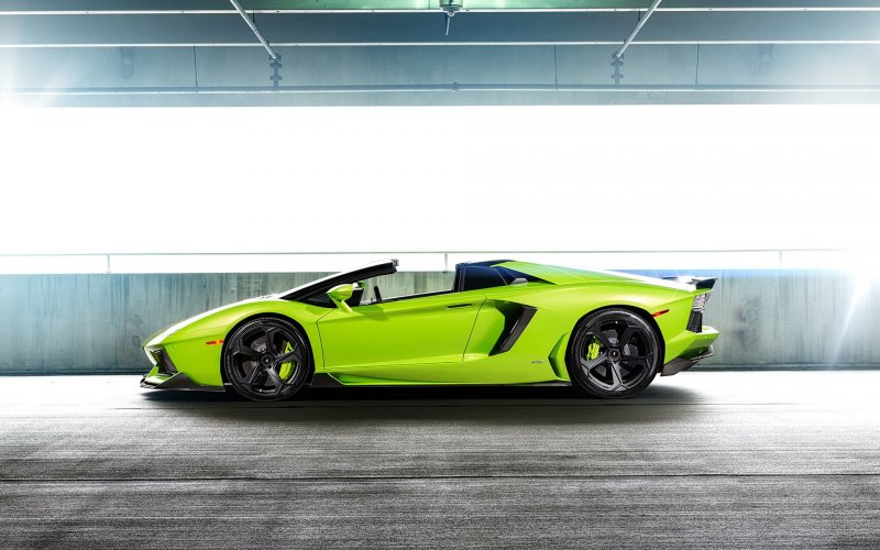 Lamborghini Aventador сбоку