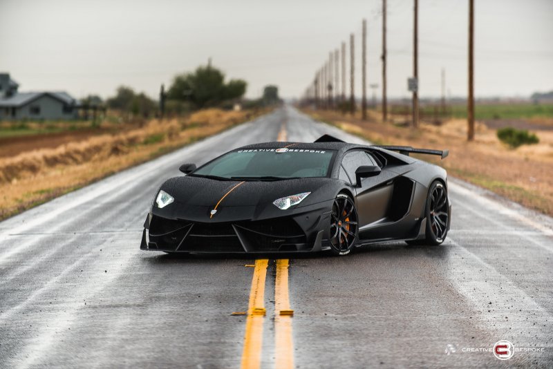 Оранжевого спорткара Lamborghini Aventador LP 700-4