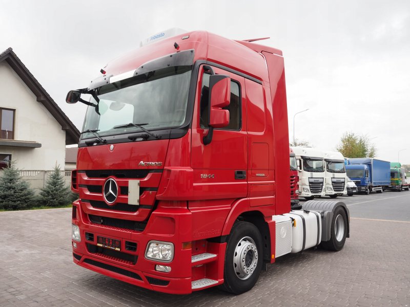 Грузовик Мерседес Actros 1844 красный