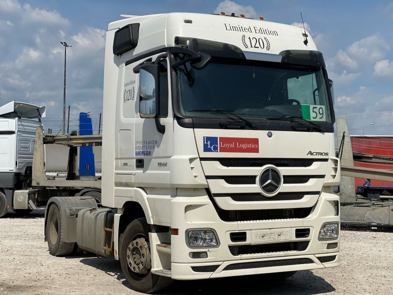 Mercedes-Benz 1844 белый
