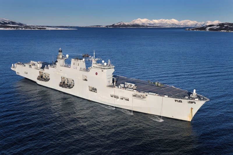 Десантный корабль ВМФ Турции TCG Anadolu (l-408)
