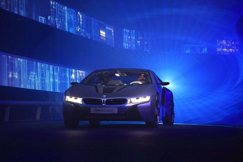 БМВ i8 неон