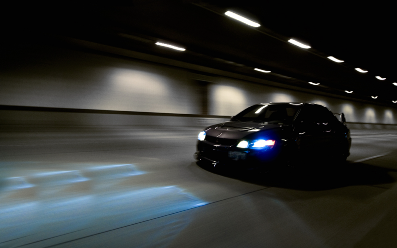Mitsubishi Lancer Evolution 10 в темноте