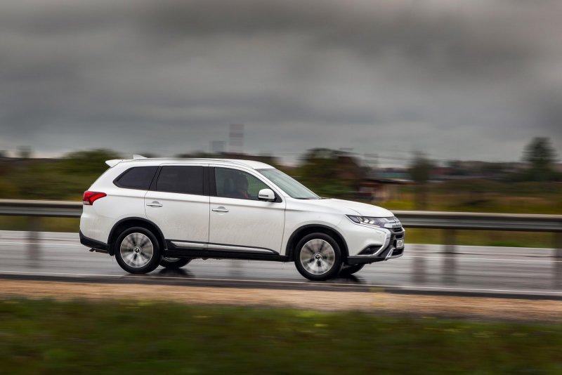 Mitsubishi Outlander семиместный