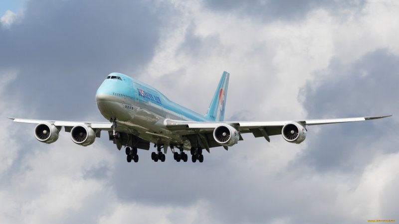 Авиалайнер Boeing 747