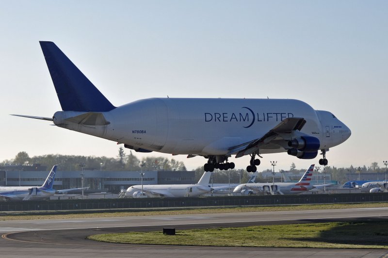 Boeing 747 Dreamlifter грузовой