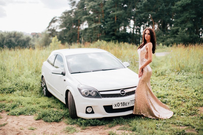 Opel Astra и девушки