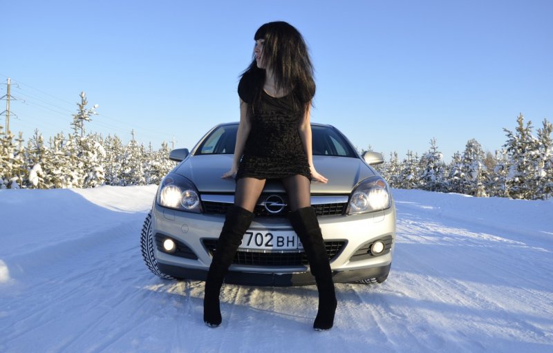 Девушка в машине зимой