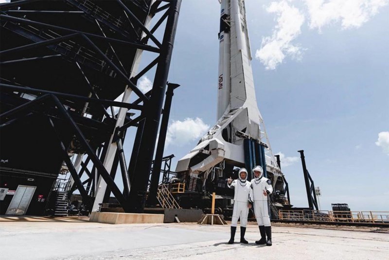 Ракета SPACEX Crew Dragon