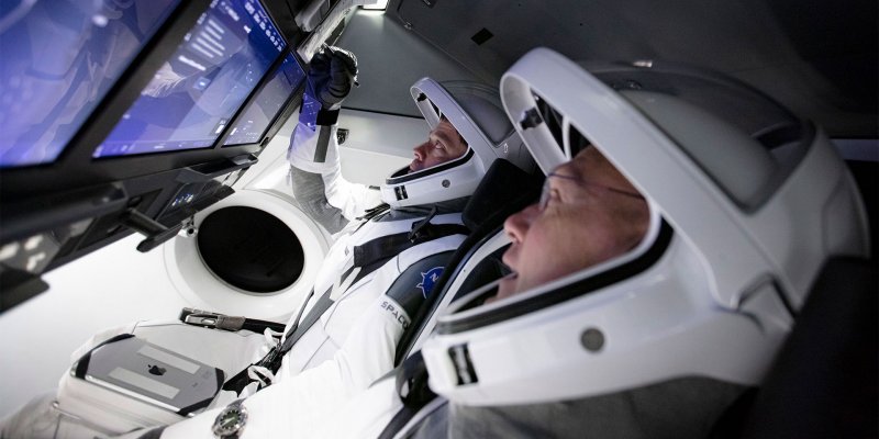 SPACEX Dragon 2 внутри