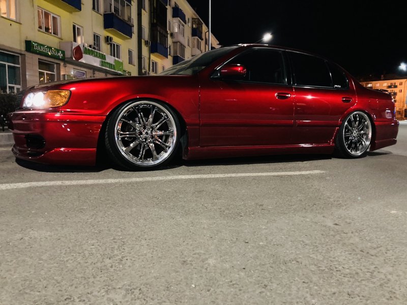 Nissan Cefiro красный
