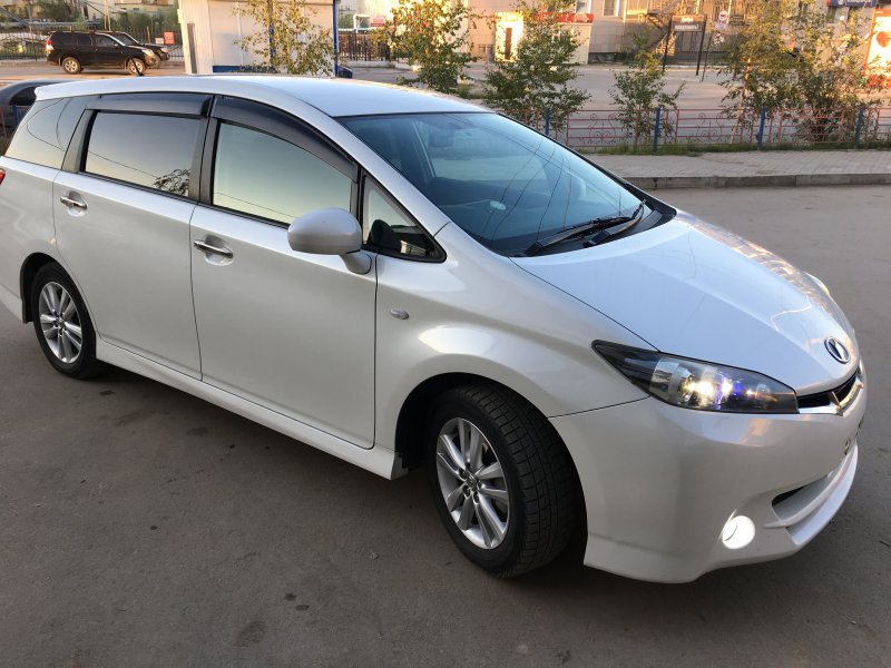 Тойота Виш 2018