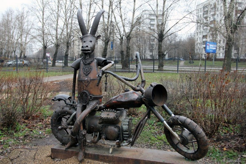 Памятник из запчастей