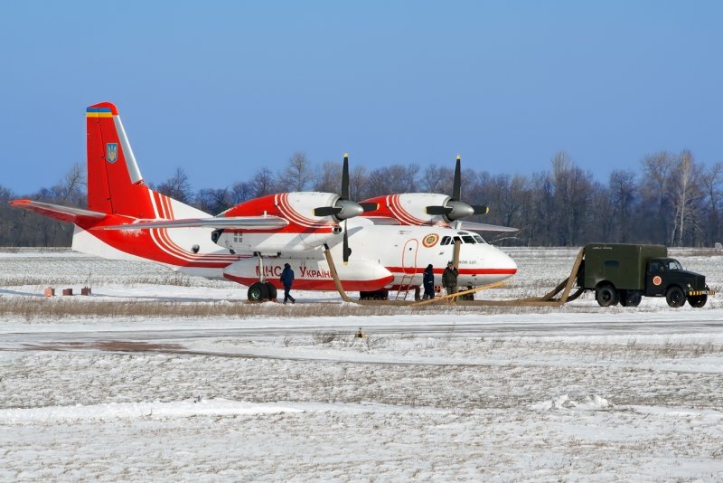 АН-32 военно-транспортный самолёт